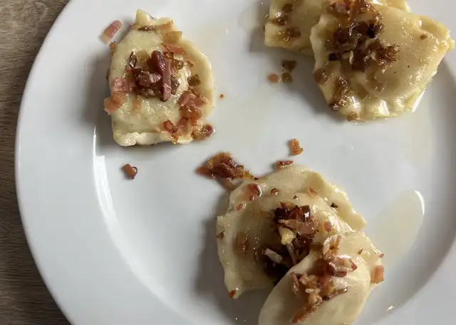 Pierogi okraszone boczkiem