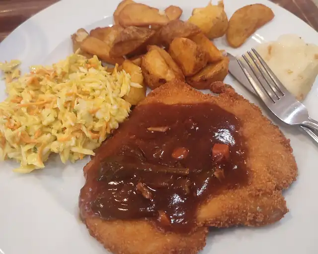 Kotlet w sosie z frytkami