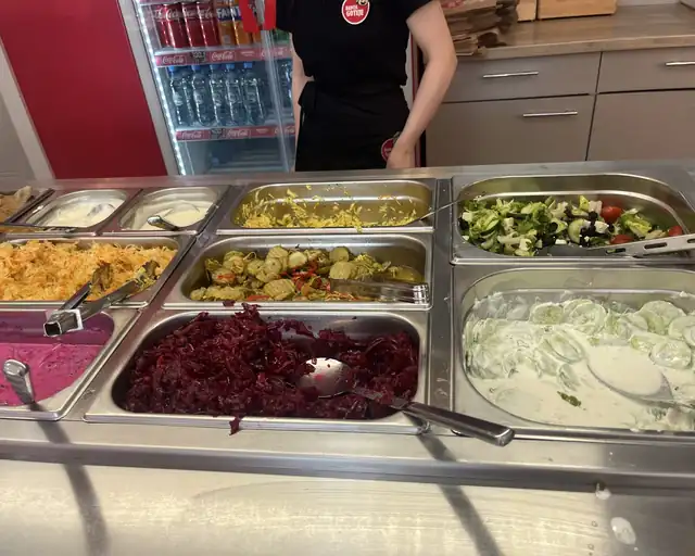 Tace z surówkami i buraczkami w ladzie