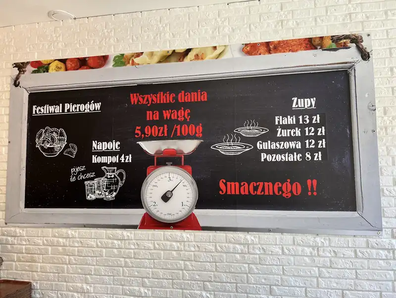 Tablica z czerwoną wagą: wszystkie dania na wagę